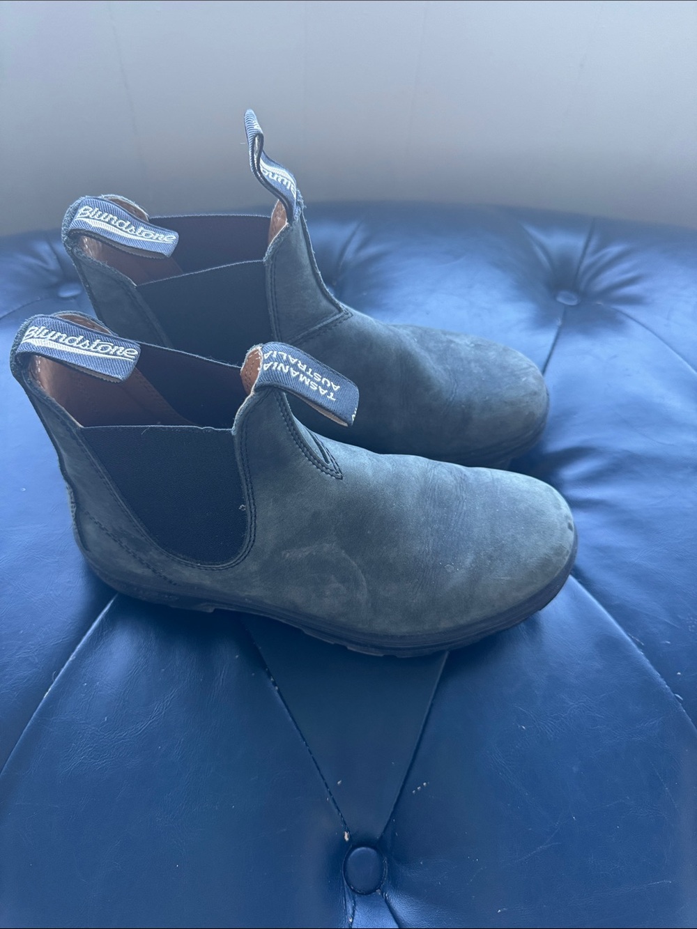 Blundstone Boots in Gray/ black suede
